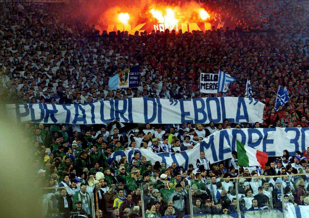 Fans von Lazio Rom bezeichnen die schwarzen Spieler der AS Rom Ende 2000 als "Ebola-Träger". (Bild: Keystone)