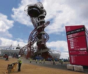 epa03313253 Workers prepare the grounds outside Olympic Stadium at the base of the ArcelorMittal Orbit sculpture made largely out of recycled steel and incorporating in a creative interpretation the five Olympic Rings into its design, as last minute preparations are in full swing for the opening less than a week away of the London Olympics 2012, in London, Great Britain, 21 July 2012. EPA/BARBARA WALTON (Bild: BARBARA WALTON (EPA))