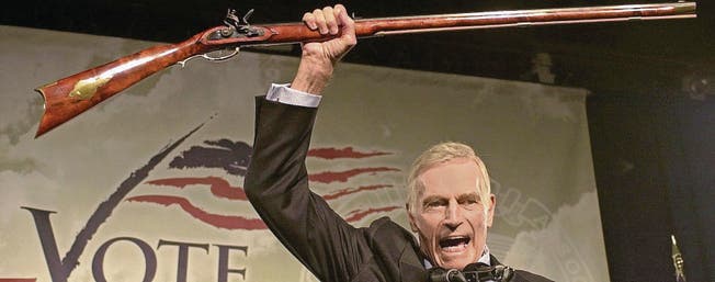 Charles Heston, die Galionsfigur der National Rifle Association (NRA) in den USA. Sie beeinflusst sowohl republikanische als auch demokratische US-Kongressabgeordnete. (Bild: ap/Jom Cole)