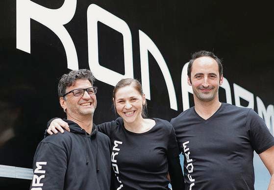 Die Geschäftsleitung freut sich über die neue Arbeitskleidung: Jvo Ruppanner, Anita Manser und Patrick Hadorn von der Konform AG. (Bild: pd)