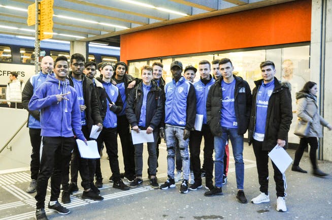 Die ganze Mannschaft des FC Weinfelden-Bürglen setzt sich für Yaya Baldeh (sechster von rechts) ein. (Bild: Isabella Gomez)