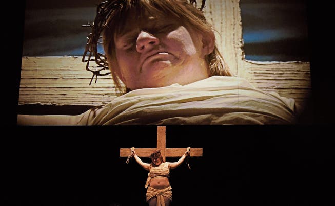 Die Schauspielerin Julia Häusermann vom Theater Hora als gekreuzigter und weinender Jesus in der Produktion «Die 120 Tage von Sodom». (Bild: Toni Suter/T+T Fotografie)