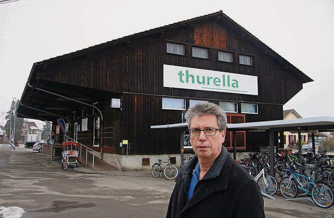 Christian Schiess, Geschäftsleiter des 2Rad Centers in Egnach, vor dem ehemaligen Tafelobstgebäude. (Bild: Michèle Vaterlaus)