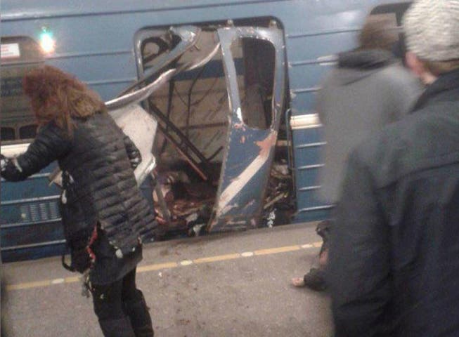 Dieses Bild soll einen zerstörten U-Bahn-Wagon in St.Petersburg zeigen. (Bild: Screenshot Twitter)