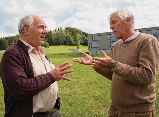Wie eh und je: Die nun pensionierten Kantonsräte Willy Weibel und Hanspeter Wehrle liefern sich beim Fototermin einen verbalen Schlagabtausch. (Bild: Simon Dudle)