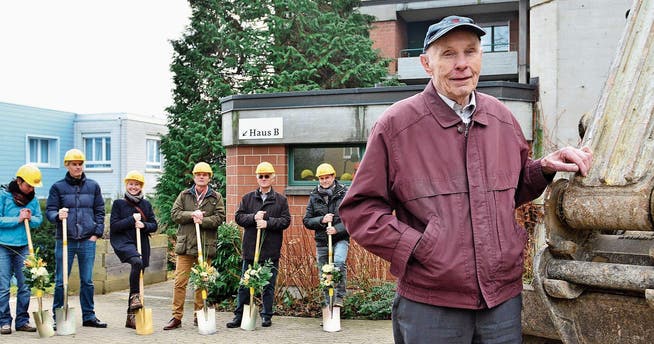 Der 89-jährige Mieter Alfons Oeschger freut sich auf den neuen Saal und die Parkanlage bei der Alterssiedlung. (Bild: Max Eichenberger)
