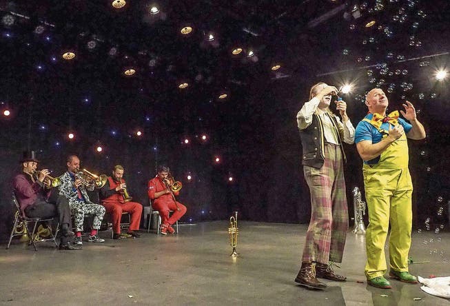 Mnozil Brass &ndash; die Überflieger der ersten Hälfte des Aroser Humorfestivals: schräge Blasmusik, angereichert mit teils umwerfenden Kabaretteinlagen. (Bild: Peter Hummel)