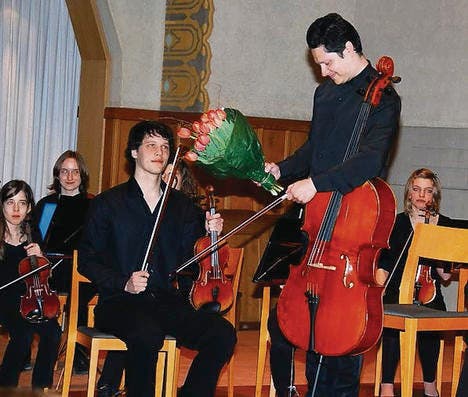 Die Herzen des Publikums erobert: Cello-Solist Ilia Andrianov. (Bild: Alois Degenhardt)