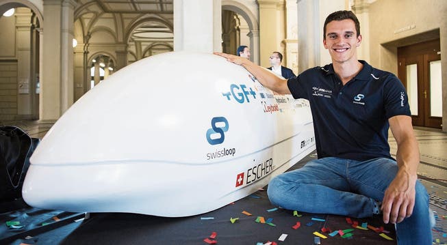 Luca Di Tizio, Student an der ETH Zürich, posiert neben dem Swissloop-Pod, mit dem das ETH-Team diese Woche in Los Angeles am Geschwindigkeitswettbewerb «Hyperloop Pod Competition» der Firma SpaceX von Elon Musk teilnehmen wird. (Bild: Ennio Leanza/KEY)