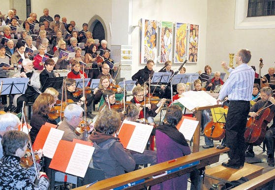 Die Vielseitigkeit des Orchestervereins Wil unter der Leitung von Kurt Pius Koller zeigt sich hier in einer gemeinsamen Probe mit den Wiler Kirchenchören St. Nikolaus und St. Peter. (Bild: bo.)