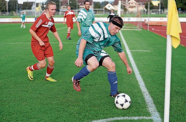 Beim Spiel vor drei Jahren: Gemeinderat Andreas Elliker im Kampf mit dem Fussball. (Bild: Nana do Carmo)