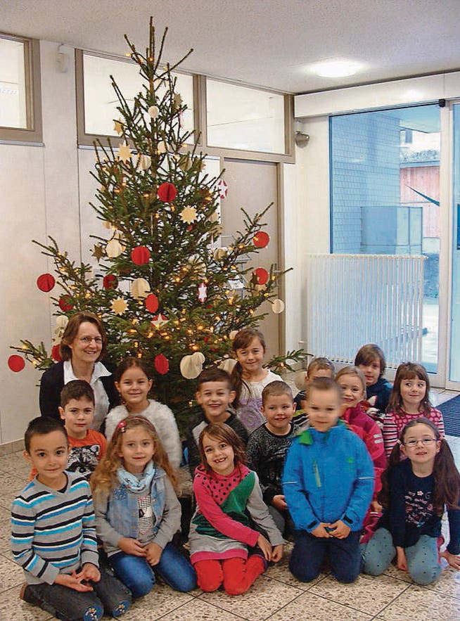 Der Kindergarten Galstramm vor dem Weihnachtsbaum im Rathaus. (Bild: pd)