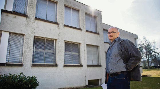 Armin Sutter, in der Schulbehörde für die Liegenschaften zuständig, vor der verwitterten Fassade des Schulhaus-Westtraktes. (Bilder: Urs Jaudas)