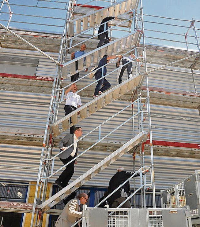 Zur Verleihung des Energiestadt-Labels klettern die Gäste auf das Dach der neuen Lagerhalle der Romabau-Gerinox AG in Weinfelden. (Bild: Sabrina Bächi)