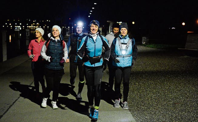 Auf geht&rsquo;s: Uschi Graner (Mitte) läuft mit ihrer Gruppe durch den dunklen Seeburgpark in Kreuzlingen. (Bild: Donato Caspari)