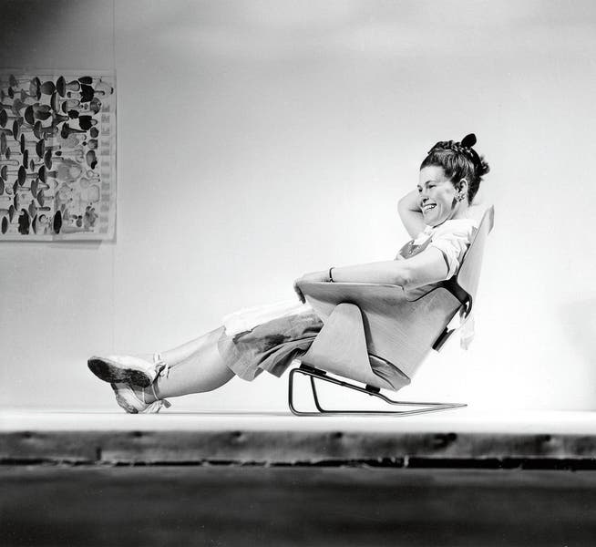 Ray Eames sitzt in einem experimentellen Lounge Chair. Auf den Markt kommt die Designikone 1956. (Bild: Eames Office LLC)
