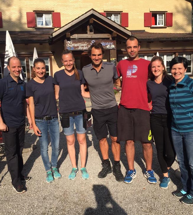 Gruppenbild vor dem Berggasthaus Seealpsee: Roger Federer. (Bild: Facebook)