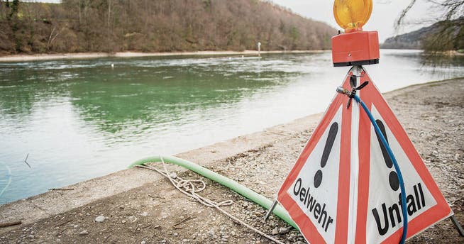 Die Ölsperre bei der Rhywiis nach der Verschmutzung. (Bild: Reto Martin (Diessenhofen, 22.Februar 2016))