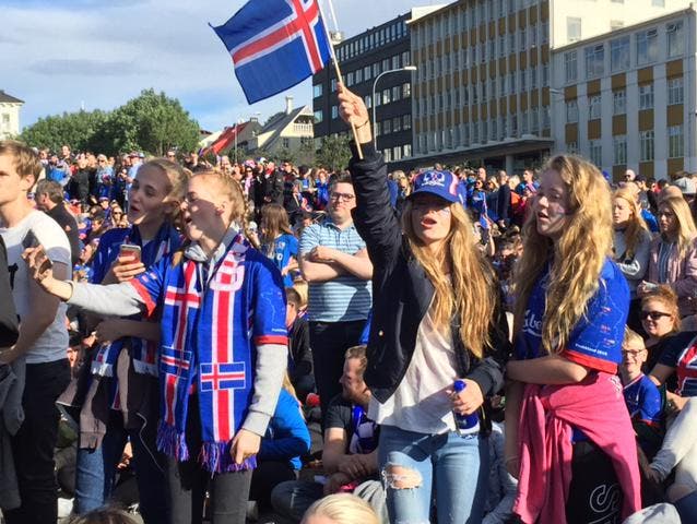 Was ein echter Island-Fan ist, lässt sich auch von einem Rückstand nicht entmutigen. (Bild: Marion Loher)
