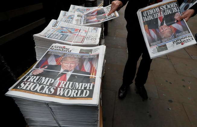 Zeitungen verkünden den Triumph von Donald Trump bei den US-Präsidentschaftswahlen. (Bild: Kirsty Wigglesworth (AP))