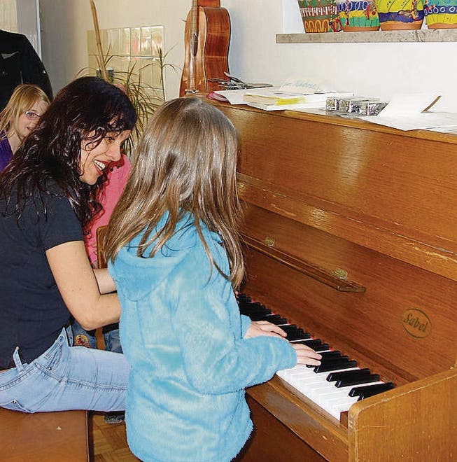 Lehrpersonen stehen am Instrumentenparcours beratend zur Seite. (Bild: pd)