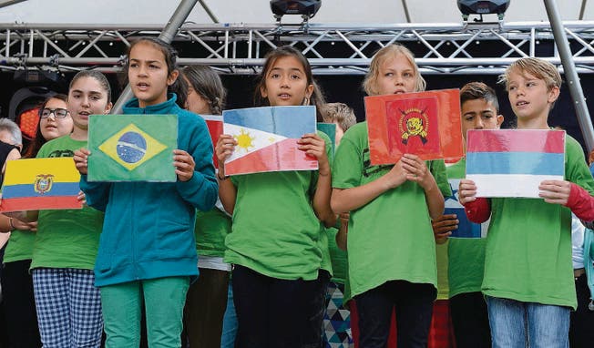 Kinder unterschiedlichster Nationalitäten aus Kreuzlingen singen gemeinsam das Festlied «Wir sind 100 Prozent Kreuzlingen». (Bilder: Nana do Carmo)