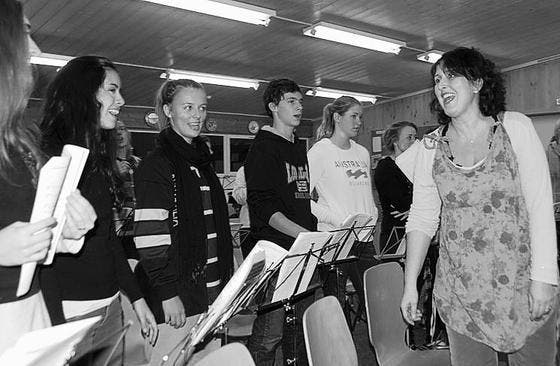 Chorleiterin Claudia Niklaus übt mit den Jugendlichen Lieder ein. (Bild: Brenda Zuckschwerdt)