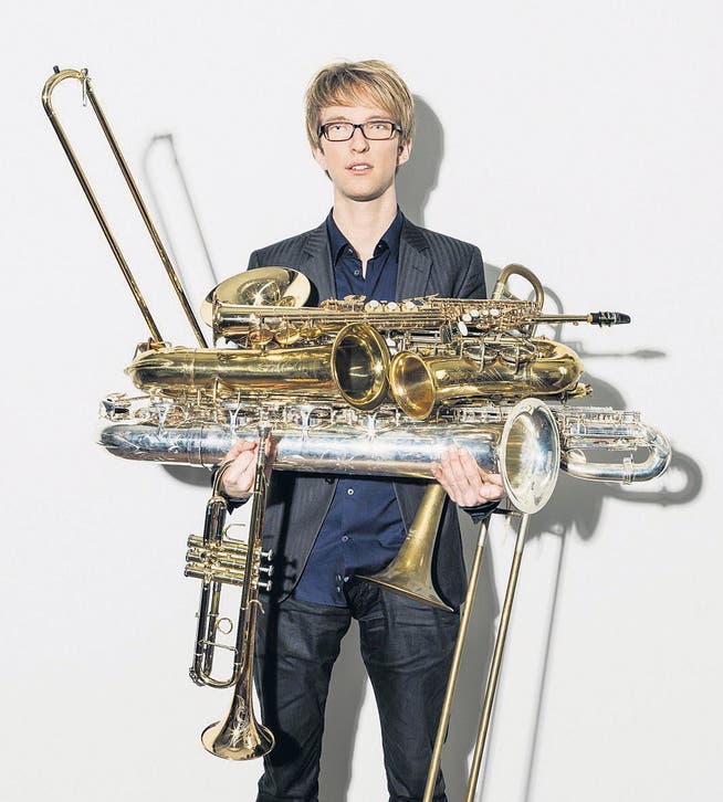 Musiker Raphael Jost schleppt viele Blasinstrumente, seine Band heisst schliesslich auch lots of horns. (Bild: pd)