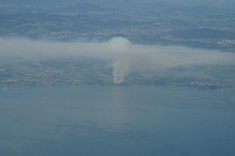 Die Rauchsäule war auch vom Flugzeug aus zu sehen. (Bild: Konrad Schefer/Leserbild)