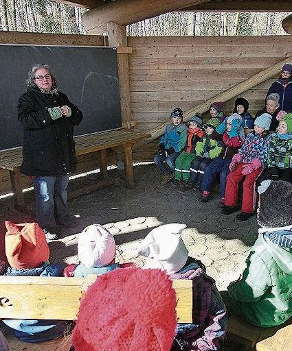 Rahel Ilg erzählt den vielen Kindern Märchen im Waldschulzimmer Weinfelden. (Bild: PD)