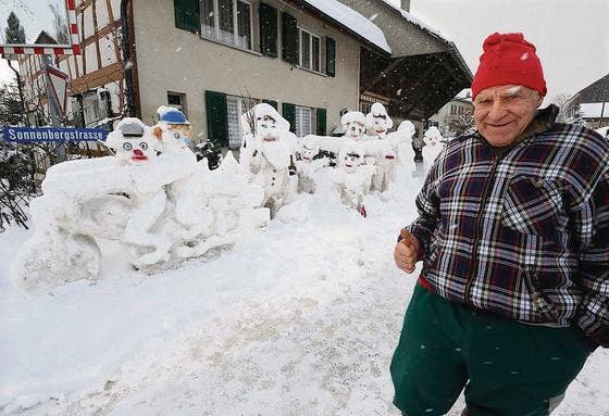 Wetzikon TG - Alfred Boesch mit seinem Schneeskulpturen in Wetzikon Bild: Nana do Carmo / TZ 11.12.2012 (Bild: Nana do Carmo)