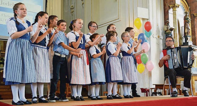 Die Thurgauer Jodelspatzen bei ihrem Konzert in der Kirche, begleitet von Michael Jud am Akkordeon. (Bild: Monika Wick)