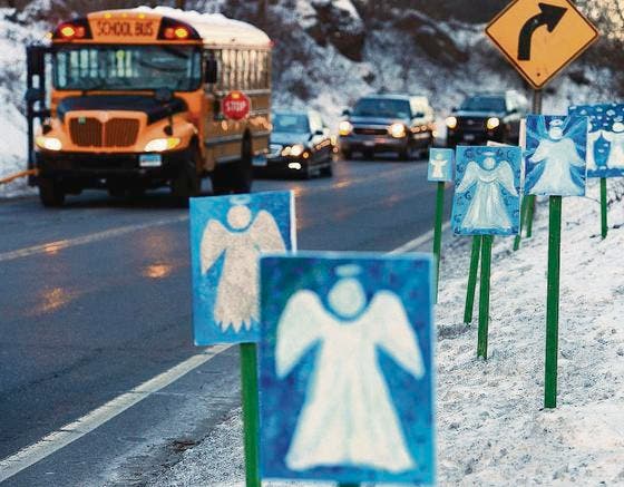 Zur Erinnerung an die Opfer: Engel am Schulweg von Newtown ins benachbarte Monroe. (Bild: ap/Jessica Hill)