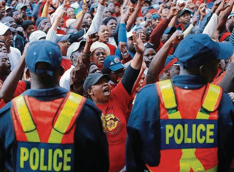 Wütende Streikende fordern von Südafrikas Präsidenten Zuma dessen Wahlversprechen ein. (Bild: ap/Karel Prinsloo)