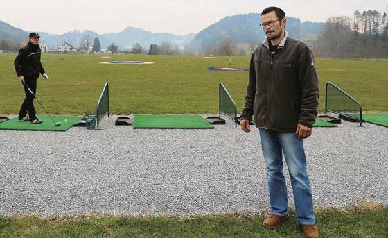 John Ritter steht auf seinem 47 000 Quadratmeter grossen Golf-Übungsplatz im Schönengrund bei Wiezikon. (Bild: Maya Heizmann)