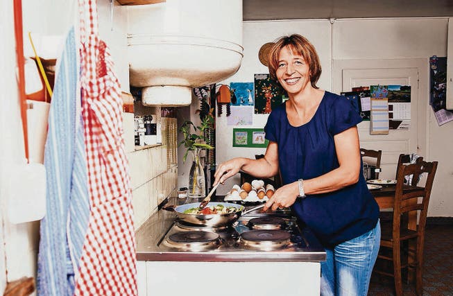 Das Kochen in ihrer alten Küche ist für Barbara Bernegger eine besondere Herausforderung, der sie sich bei der Sendung «Landfrauenküche» stellt. (Bild: SRF/Ueli Christoffel)