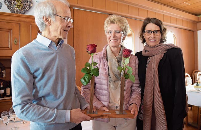 Joe und Irma Enz erhalten aus den Händen von Susanne Lutz (rechts) die Gruber FDP-Rose 2017. (Bild: MC)