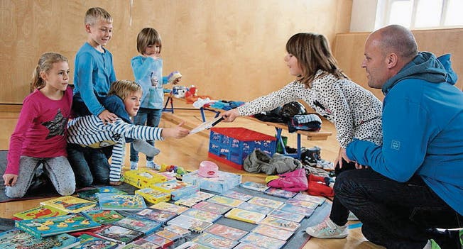 Grosses Angebot: Kinder verkaufen ihre Spielsachen für einen guten Zweck. (Bild: Markus Bösch)