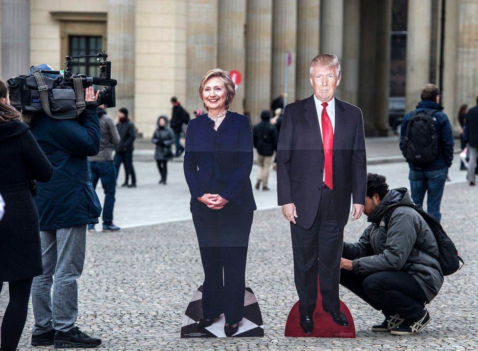 Clinton, Trump cardboards in Berlin (Bild: Keystone)