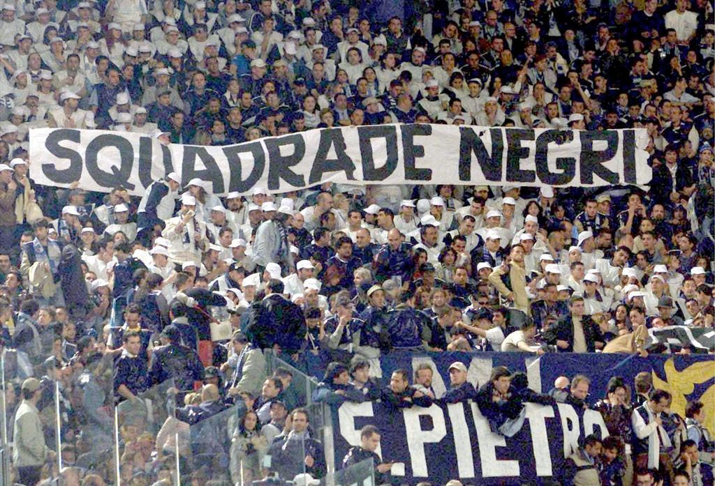 "Negermannschaft": Fans von Lazio Rom beschimpfen im Frühling 2001 das Team der AS Roma. (Bild: Keystone)