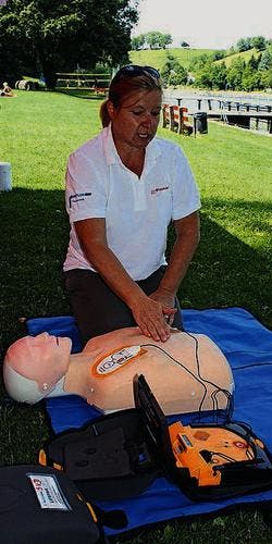 Irene Weber zeigt den Defibrillator. (Bild: Dieter Ritter)