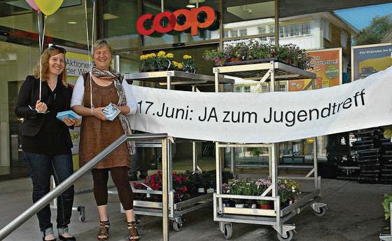 Manuela Rechsteiner (links) und Judit Kantor rühren vor der Abstimmung am 17. Juni noch einmal die Werbetrommel für ein Ja. (Bild: eg)