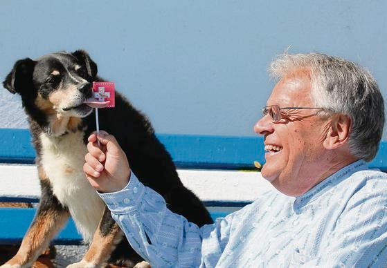 «Wolfsmenschen»-Moderator Wolf Buchinger versucht seinem Hund Pingpong die Schweiz schmackhaft zu machen. (Bild: pd)