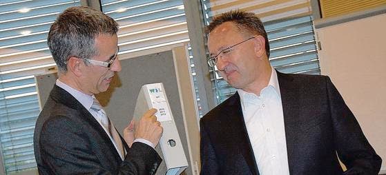Der scheidende Präsident Andreas Hilber übergibt seinem Nachfolger Felix Aepli in einem symbolischen Akt die Unterlagen. (Bild: mst.)