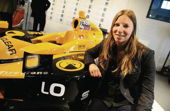 Simona de Silvestro ist Schweizerin und 23 Jahre alt: Sie fährt in ihrem IndyCar mit 380 km/h in die Kurven. (Bild: Nana do Carmo)