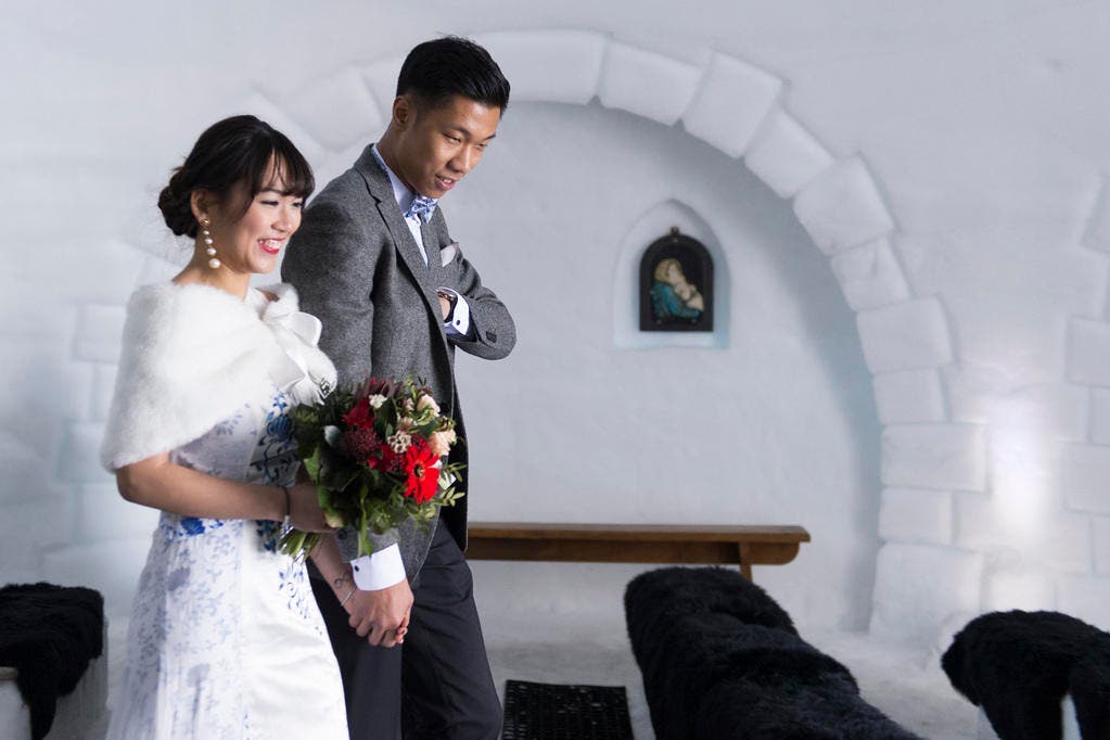 Das Paar schreitet in die Eiskapelle - mit Bildern wie diesem sollen chinesische Touristen angelockt werden. (Bild: Keystone)