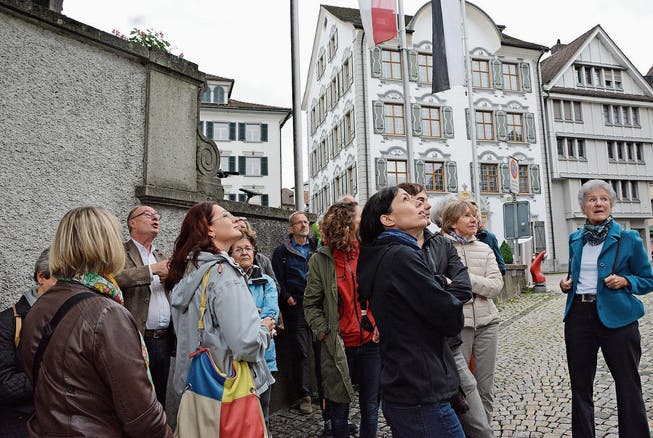 Architekt Arnold Flammer (links) kennt die Geschichte des Walserschen Doppelhauses in Herisau. (Bild: Karin Erni)