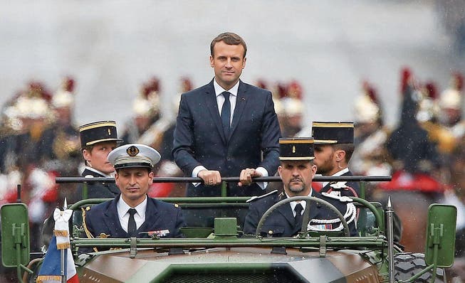 Nach der gestrigen Amtsübernahme: Präsident Emmanuel Macron fährt die Champs-Elysées in einem Militärfahrzeug ab. (Bild: Michel Euler/EPA (Paris, 14. Mai 2017))