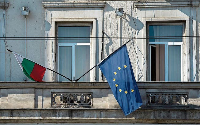Die Flaggen Bulgariens und der EU an einem Haus in Sofia. (Bild: Ennio Leanza/Keystone)