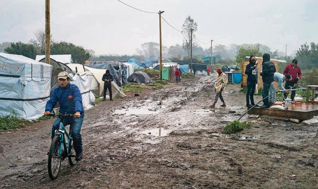 Mehr Sumpf als Flüchtlingslager: Im «neuen Dschungel» müssen Flüchtlinge ohne hygienische Einrichtungen und medizinische Hilfe auskommen. (Bild: epa/Yoan Valat)